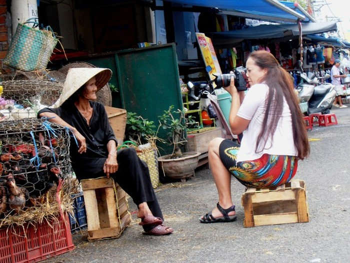 Bà cụ ngồi bên những lồng gà ở chợ Nha Trang